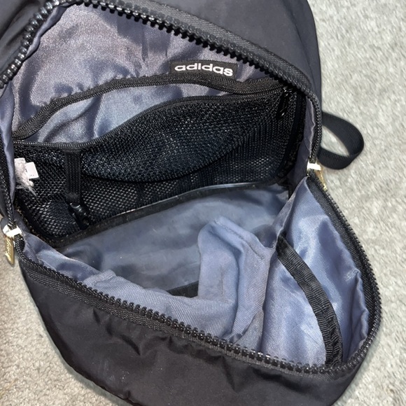 Adidas little backpack it has been used but it’s in great condition - Picture 6 of 8